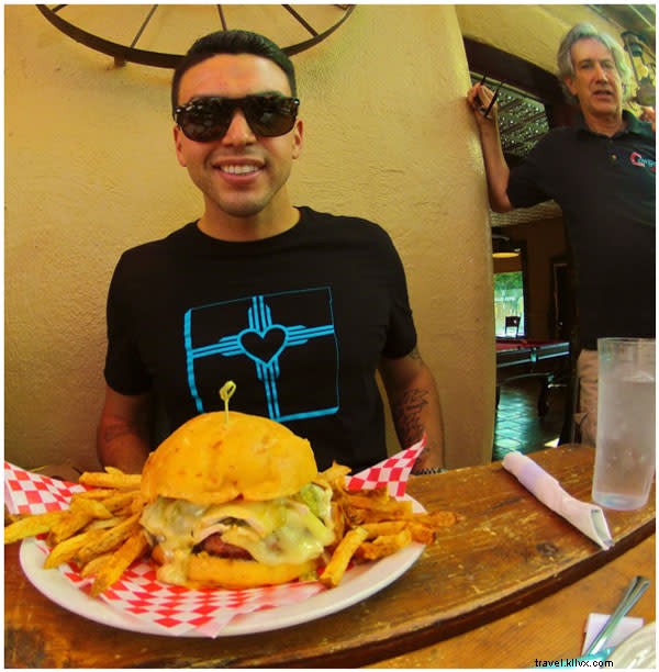 サンタフェで楽しむ全米ハンバーガー月間：グリーンチリが彩る絶品バーガー