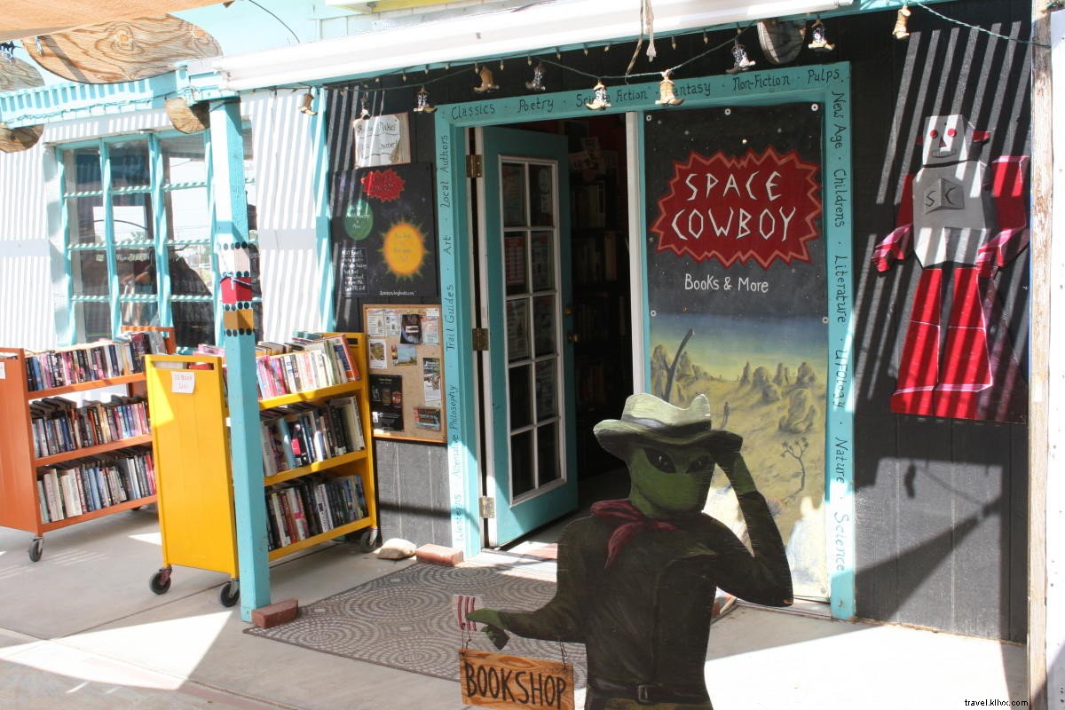 グレーターパームスプリングスの地元書店で本の冒険を