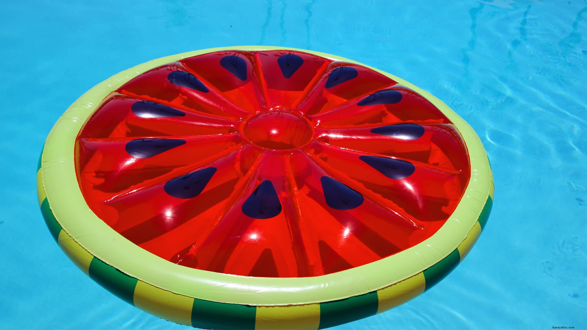 夏のプールパーティーに欠かせない10の必須アクセサリー