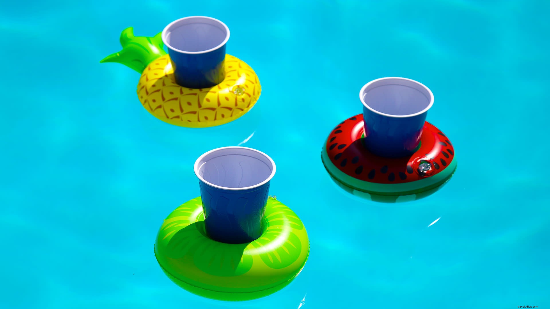 夏のプールパーティーに欠かせない10の必須アクセサリー