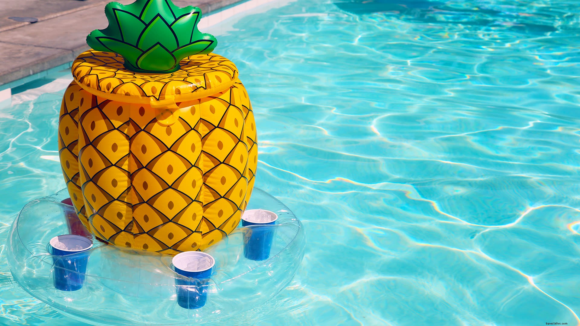 夏のプールパーティーに欠かせない10の必須アクセサリー