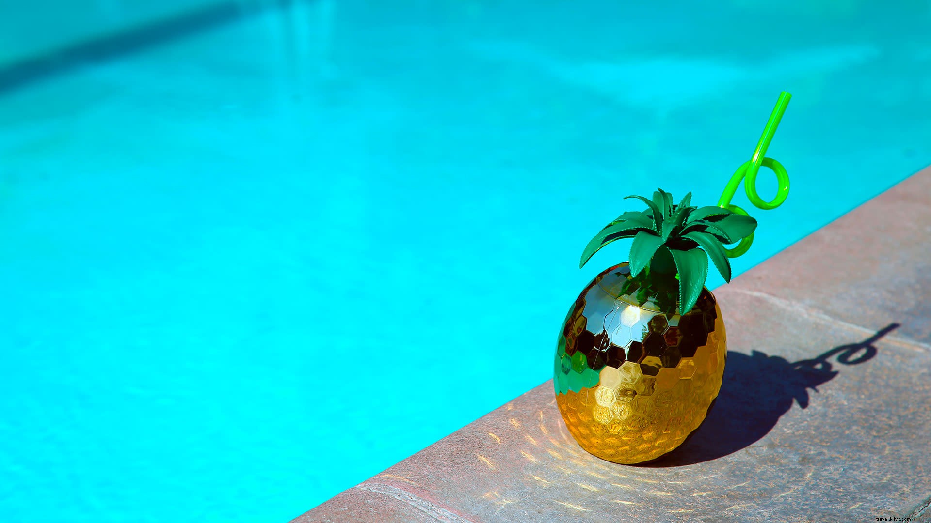 夏のプールパーティーに欠かせない10の必須アクセサリー