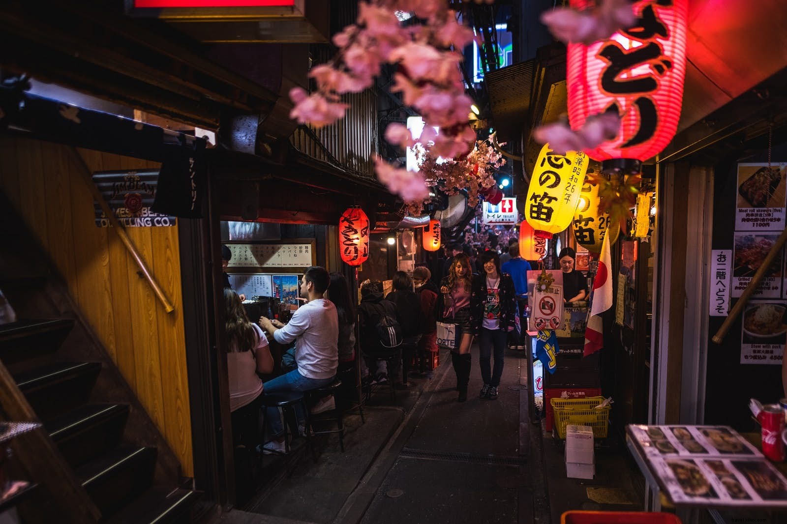 旅行先で現地の人と自然に会話を始めるコツ