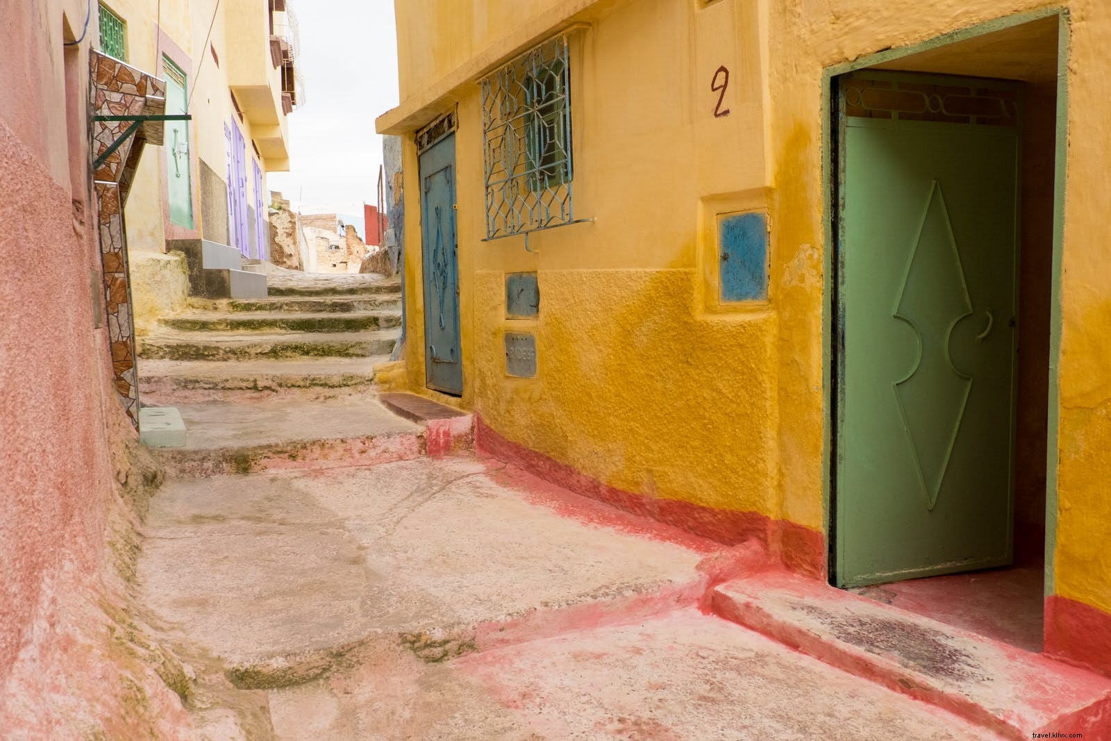 モロッコ中部アトラス山脈で出会うサルと遺跡、洞窟住宅