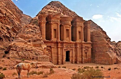 畏敬の念を呼び起こす古代遺跡