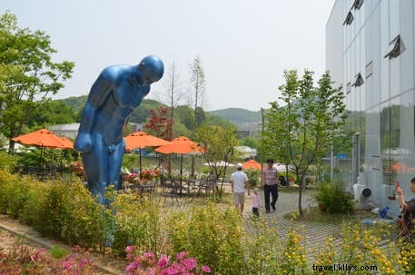 北朝鮮との境界近くにあるヘイリ芸術村で、平和と芸術を楽しむ