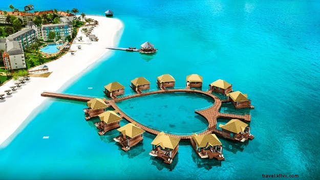 ジャマイカ・サンドラルス・サウスコーストの新水上バンガローで海上の贅沢な眠りを体験