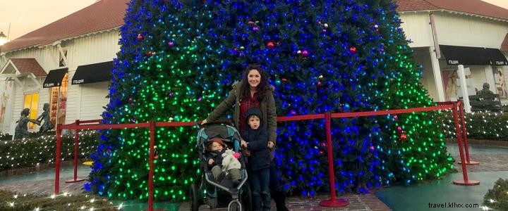 ブロードウェイ・アット・ザ・ビーチの壮大なクリスマスツリー