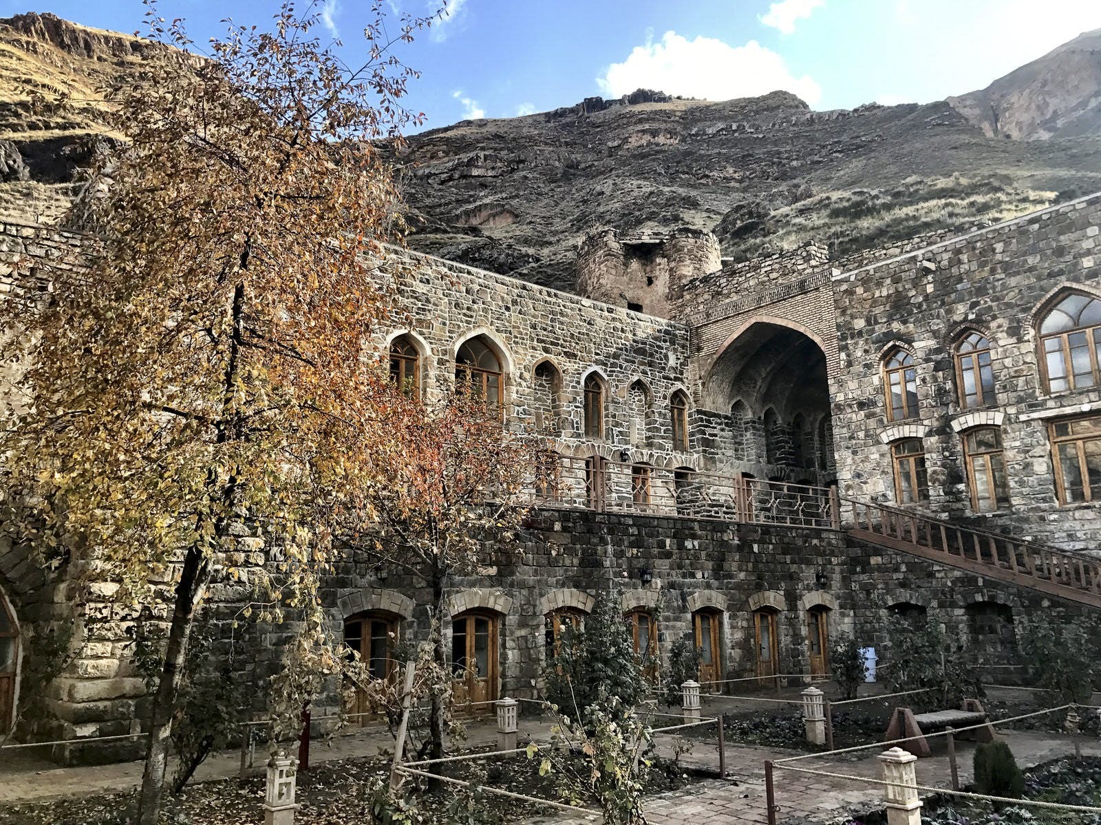 イラン西部の壮大な古代遺跡と自然の驚異