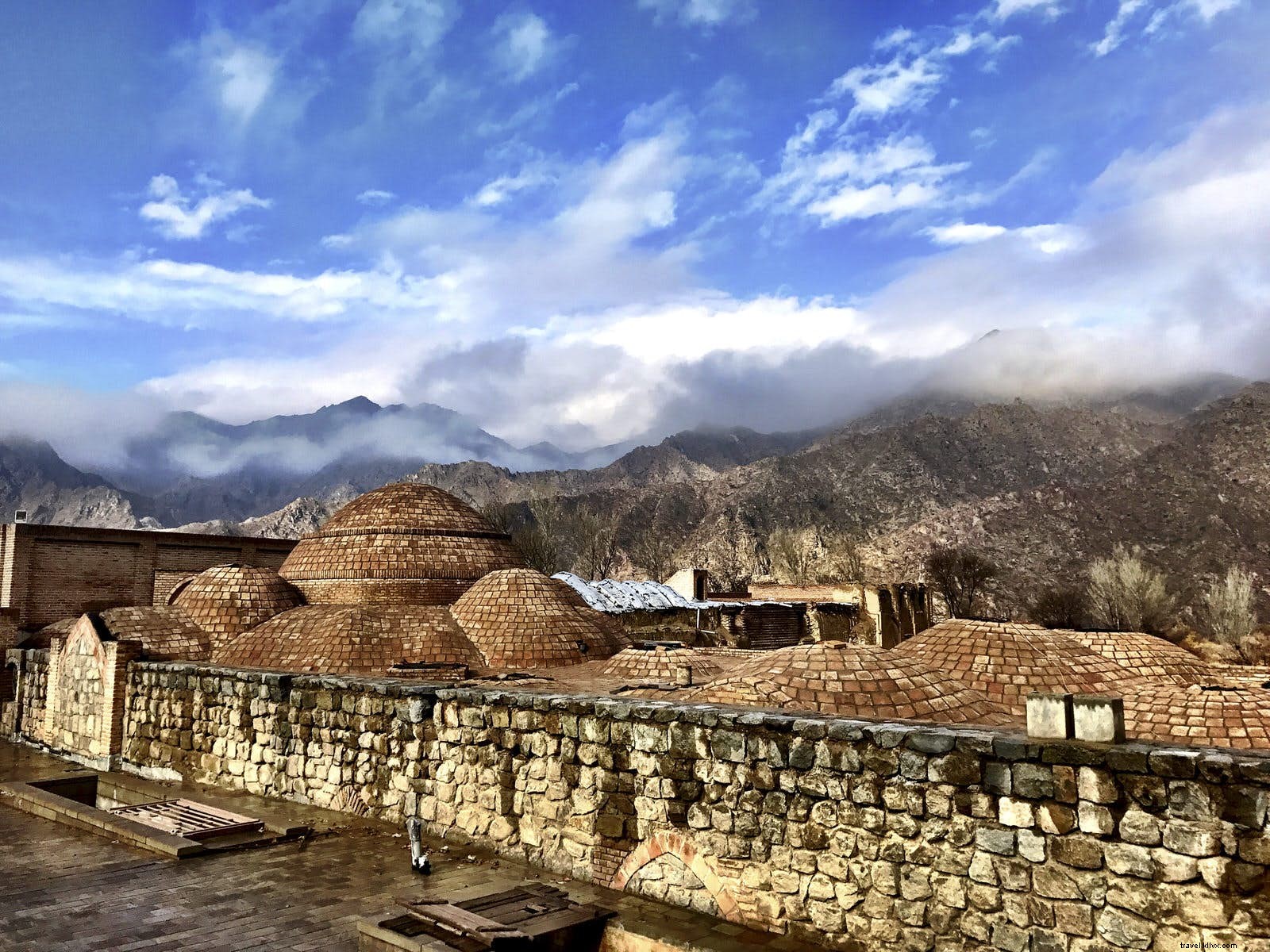 イラン西部の壮大な古代遺跡と自然の驚異