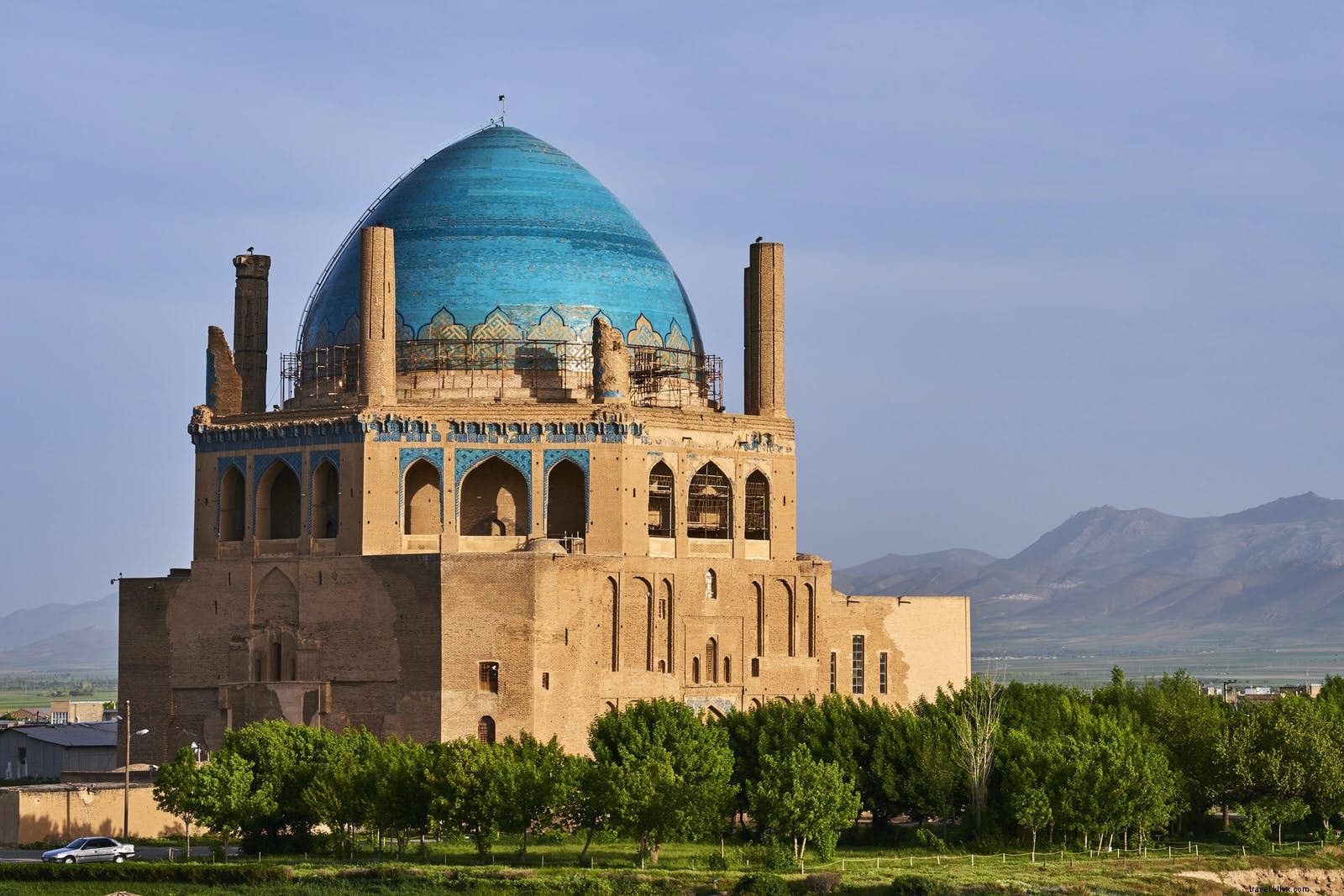 イラン西部の壮大な古代遺跡と自然の驚異