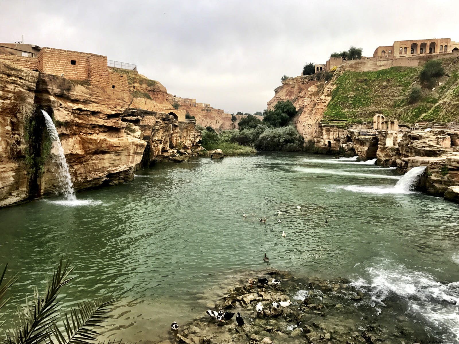 イラン西部の壮大な古代遺跡と自然の驚異