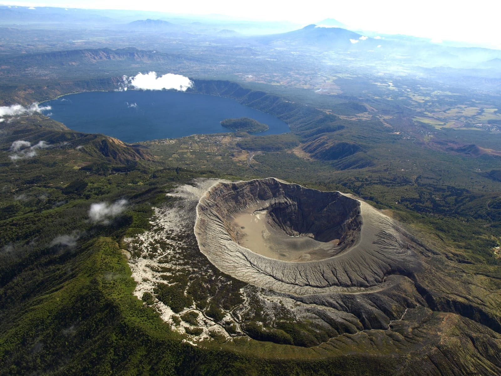 中央アメリカで体感するスリリングな火山冒険ガイド