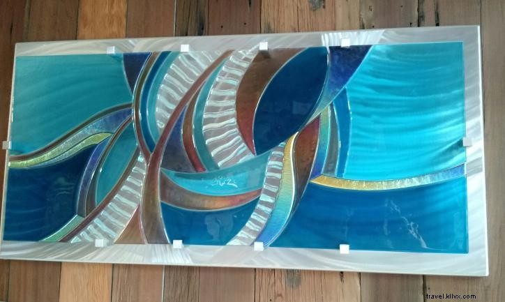 ルイジアナ出身アーティスト、フランク・トンプソンが溶融ガラス壁アートを制作