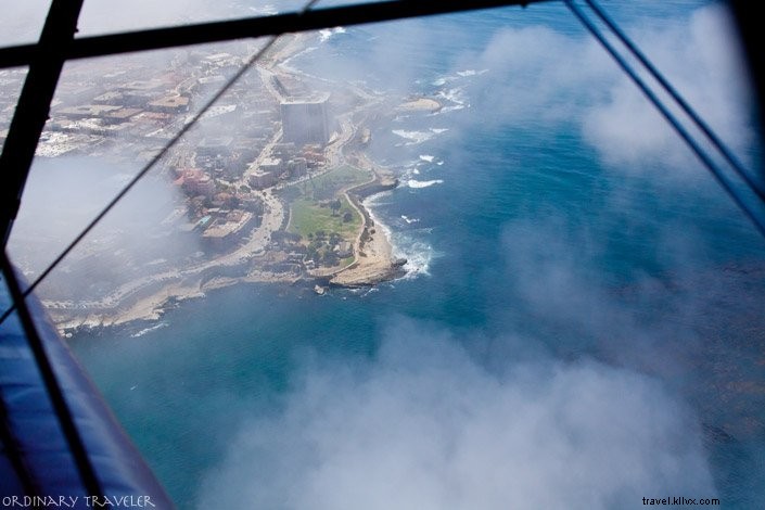 サンディエゴ上空の絶景を複葉機で撮影する魔法の体験
