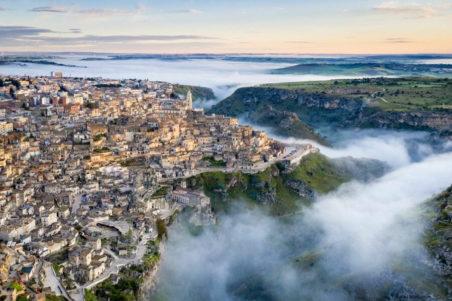 神秘のマテーラ：イタリア・石器時代の洞窟都市