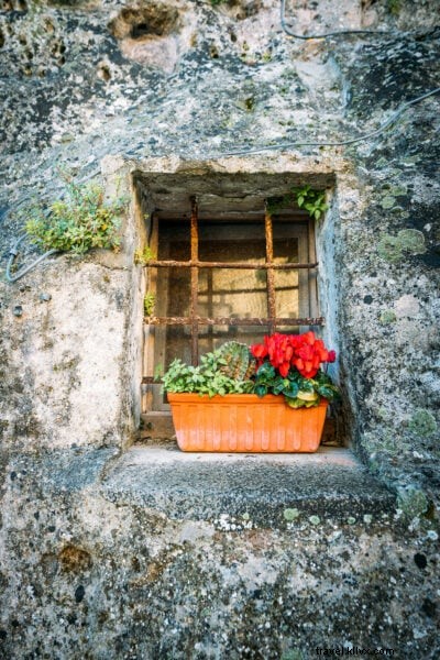 神秘のマテーラ：イタリア・石器時代の洞窟都市