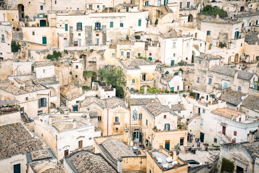 神秘のマテーラ：イタリア・石器時代の洞窟都市