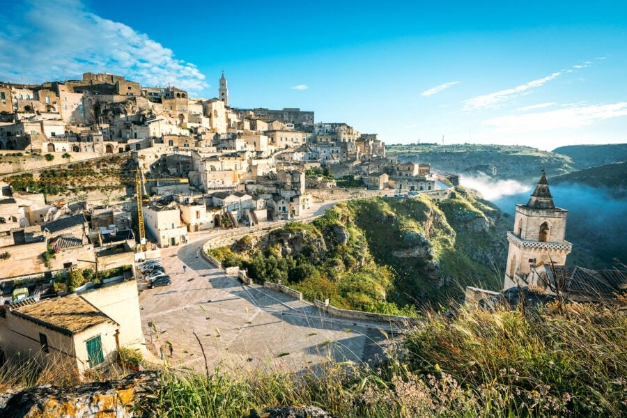 神秘のマテーラ：イタリア・石器時代の洞窟都市