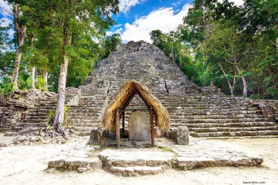 インディ・ジョーンズ気分でコバの古代マヤ遺跡へ登る