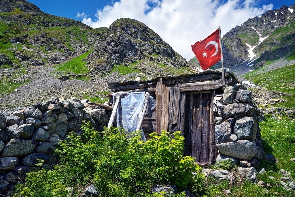 野花と氷の世界：トルコ・カッカー山脈ハイキングガイド