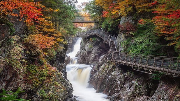 この秋、ニューヨーク州の滝で秋の紅葉を楽しもう