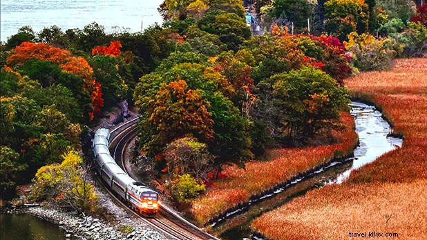 電車で巡るニューヨーク州の秋の紅葉