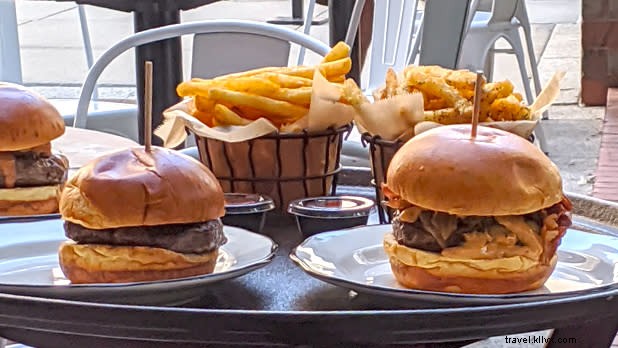 ニューヨーク州で食べるべき最高のハンバーガー8選
