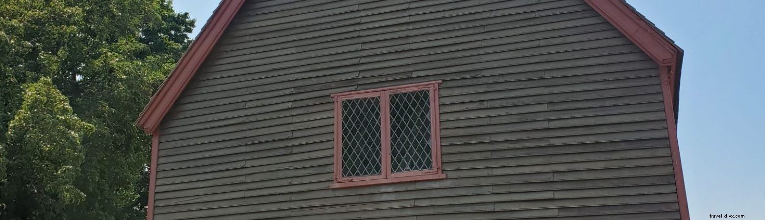 マサチューセッツ州セーラムのチャーターストリート墓地ウェルカムセンターへ