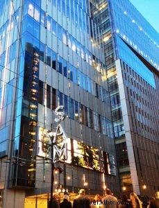 シアトル美術館に設置されたLEDアート「MIRROR」