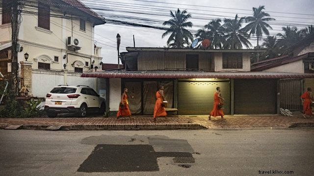 ルアンパバーンのタクバット:朝の施し儀式を写真で紹介
