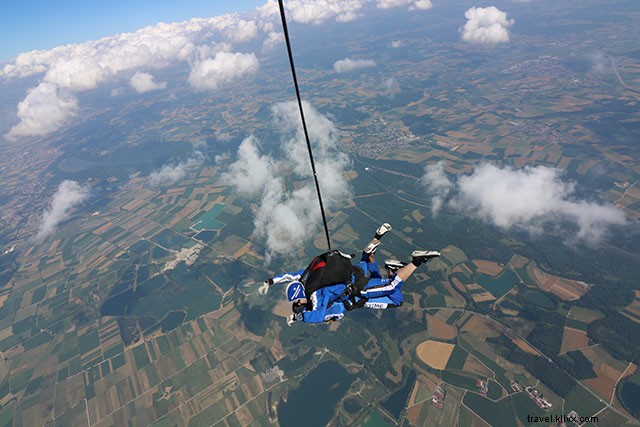 スカイダイビングは怖い?私の初体験レポート