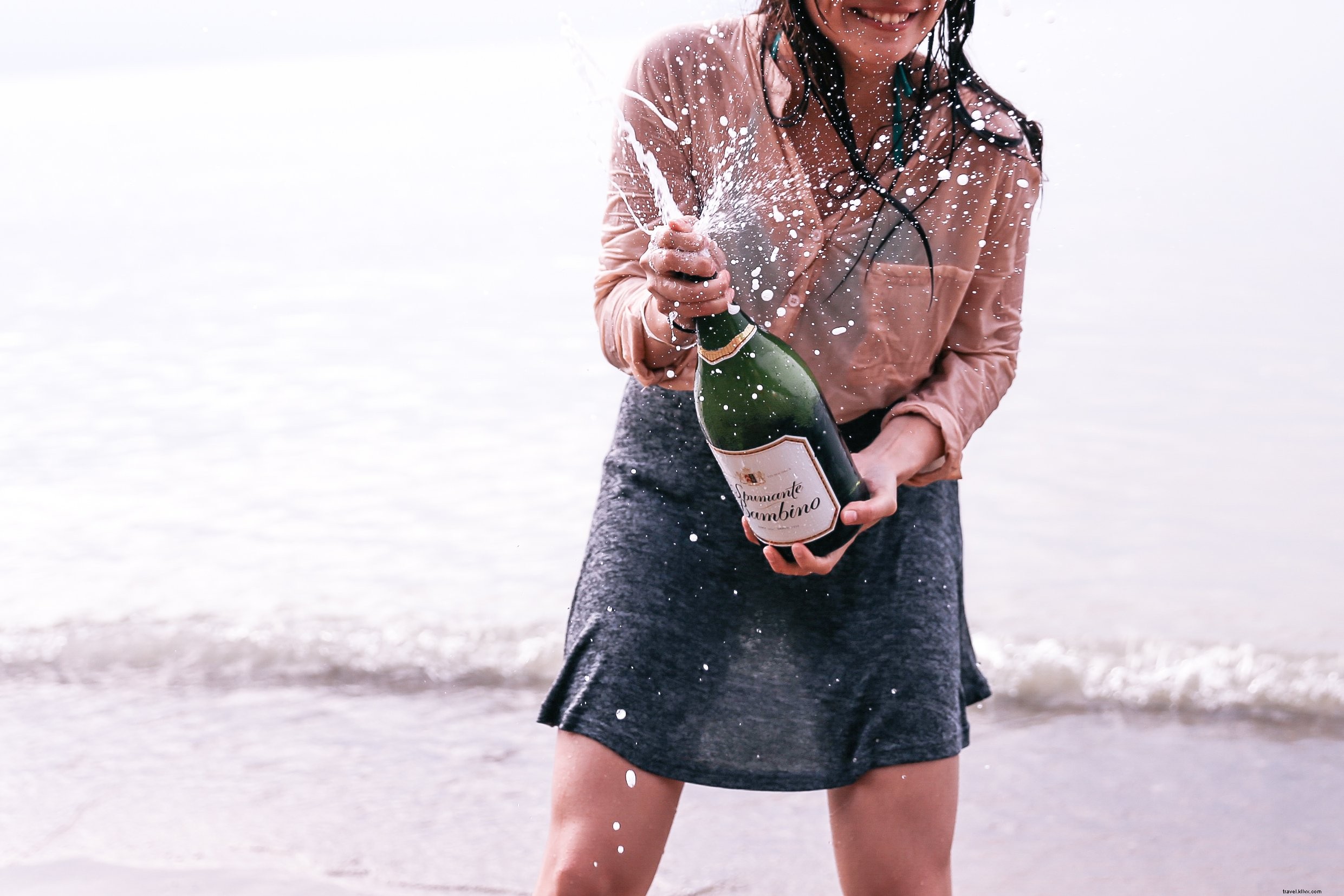 シャンパンが彩るビーチパーティーの写真