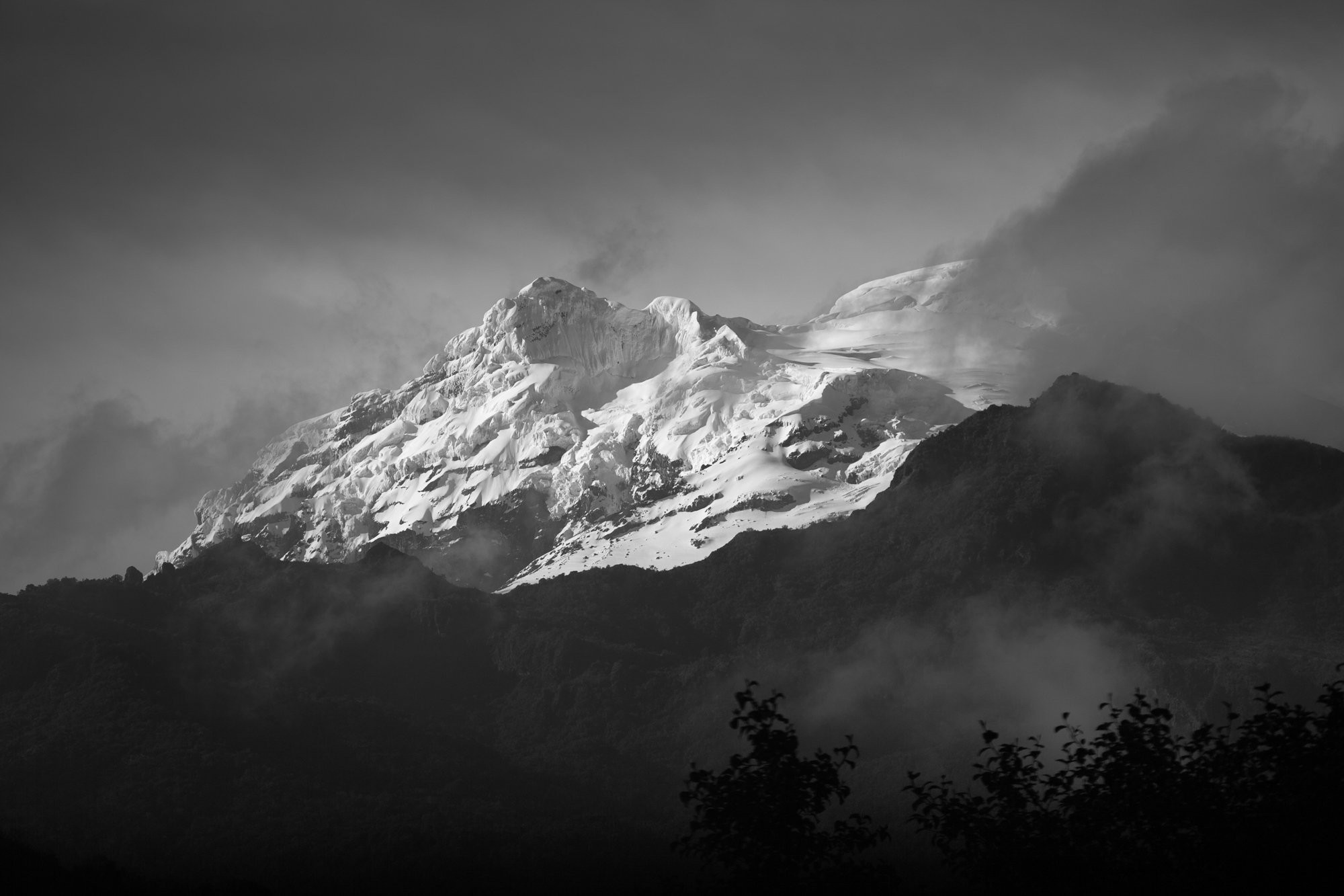 雪に覆われた山頂の写真