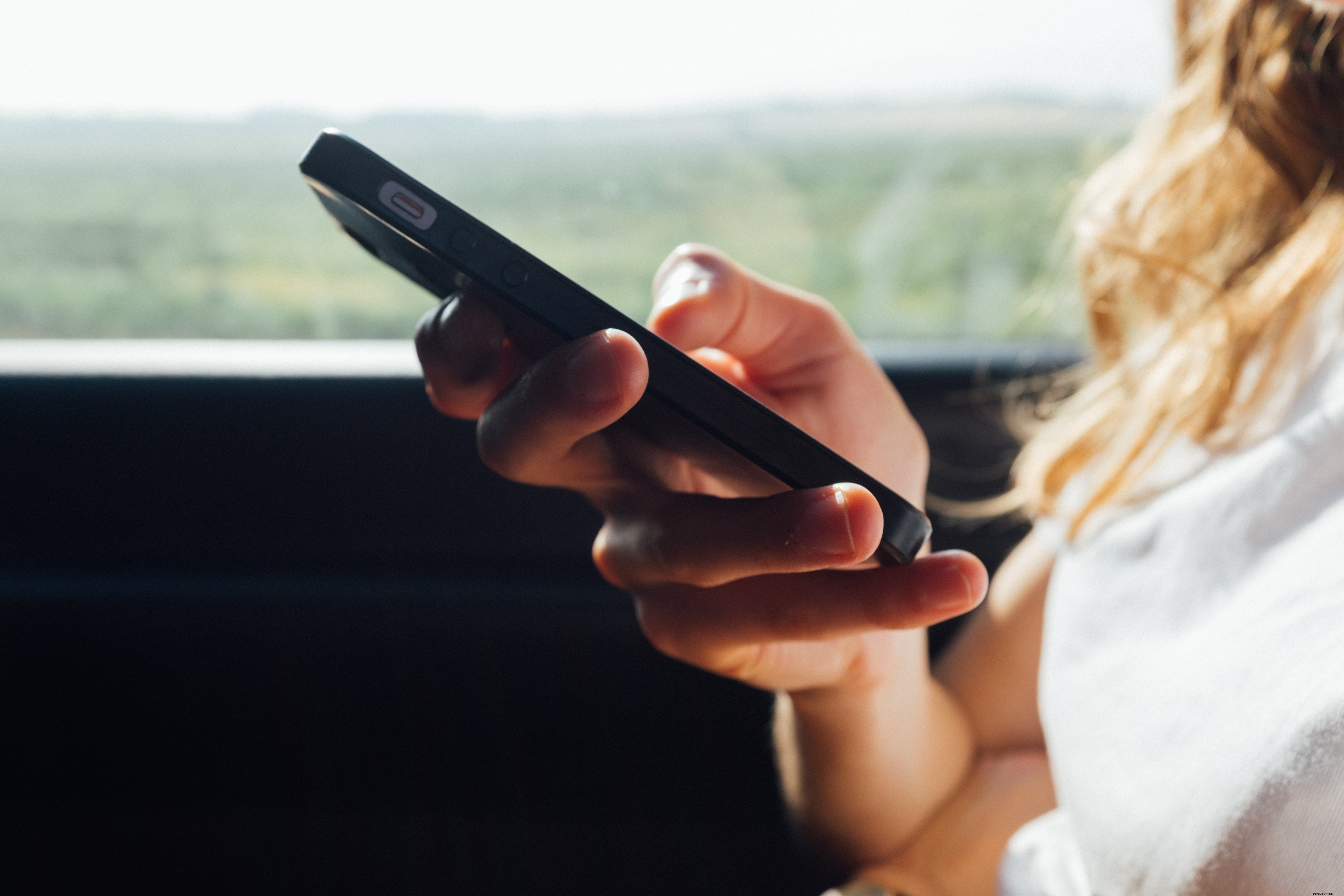 女性がスマホの写真で遊ぶ