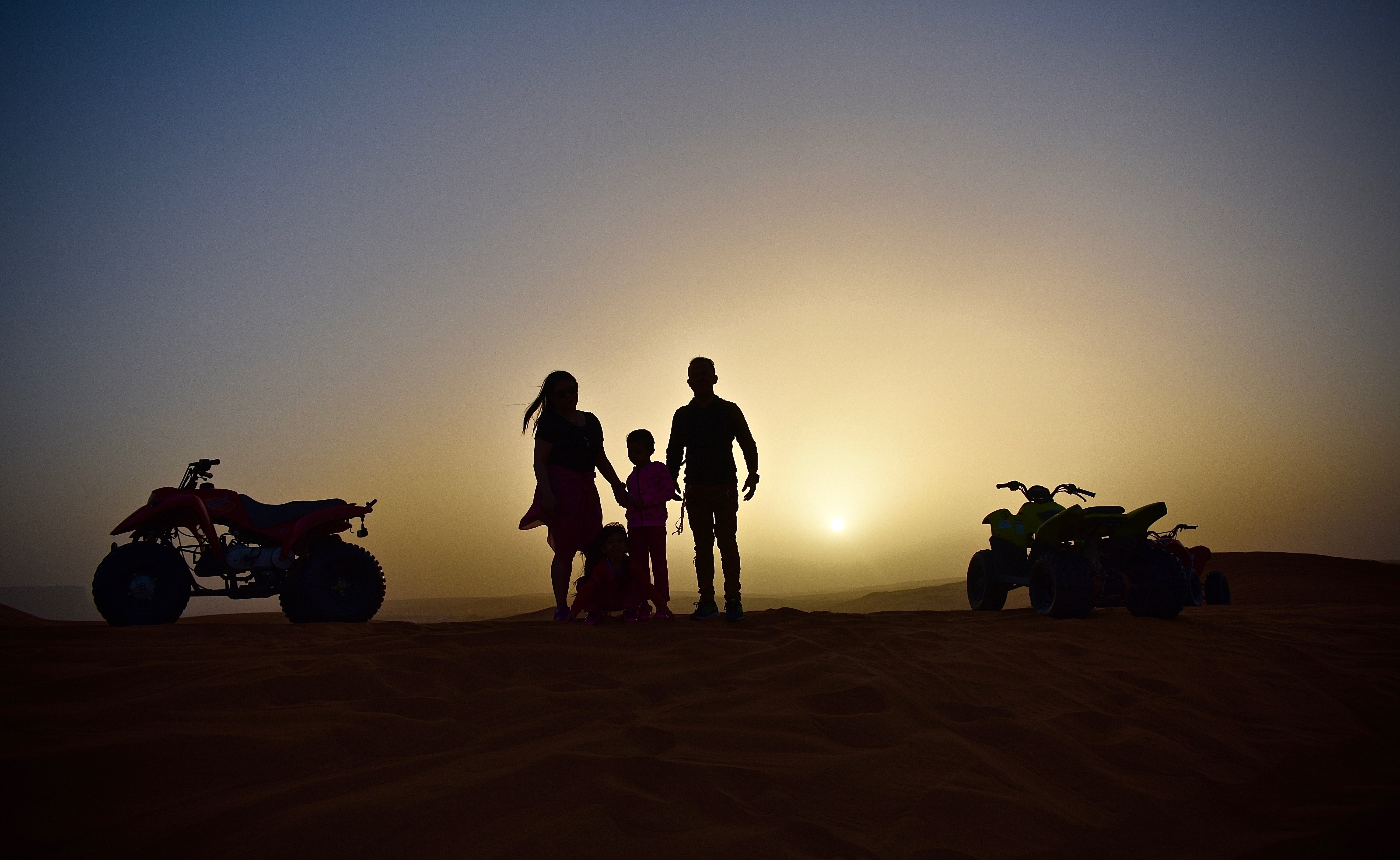 夕暮れのクワッドバイクアドベンチャーで撮影された家族写真