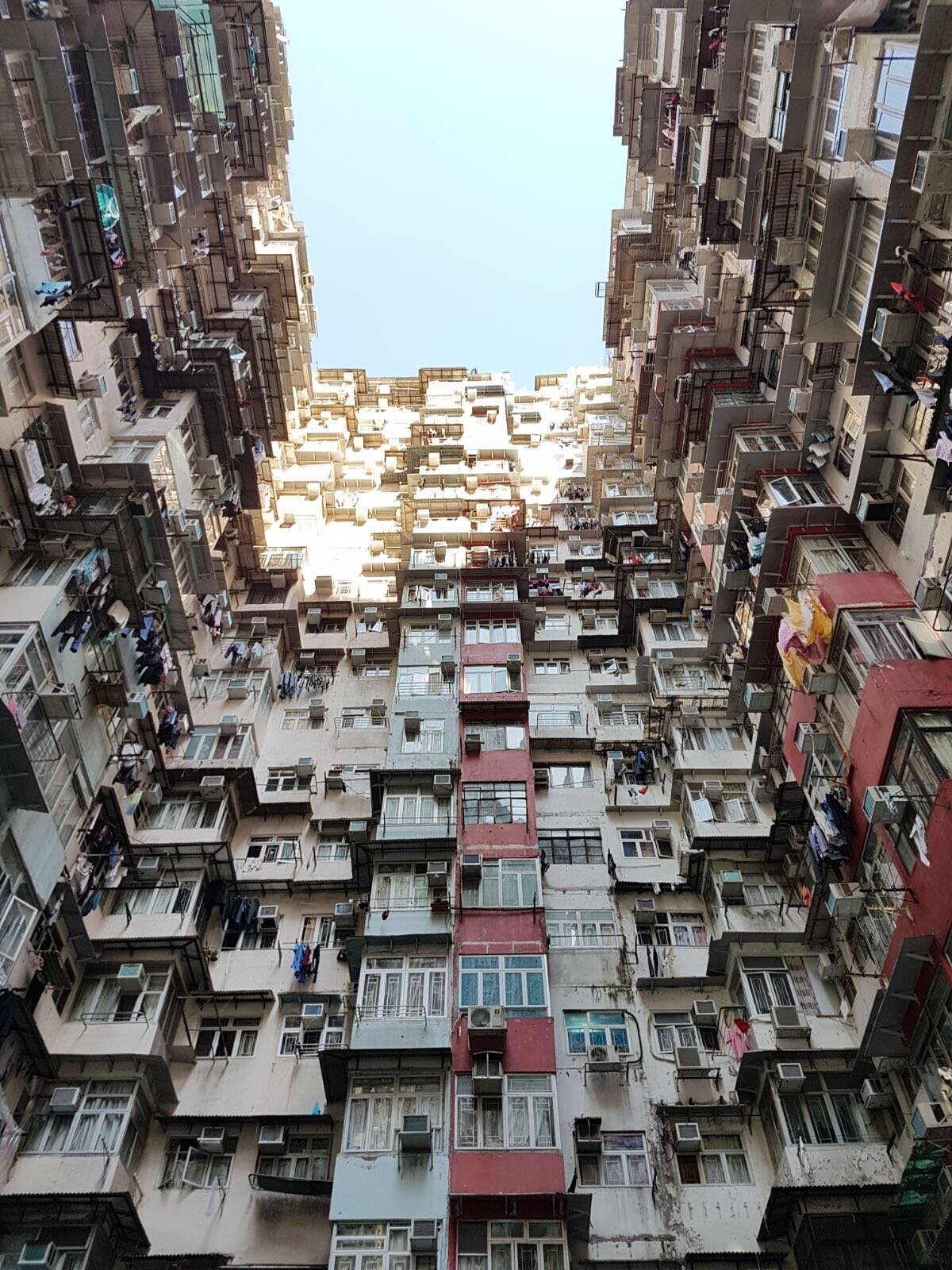 広々とした集合住宅と青空の写真