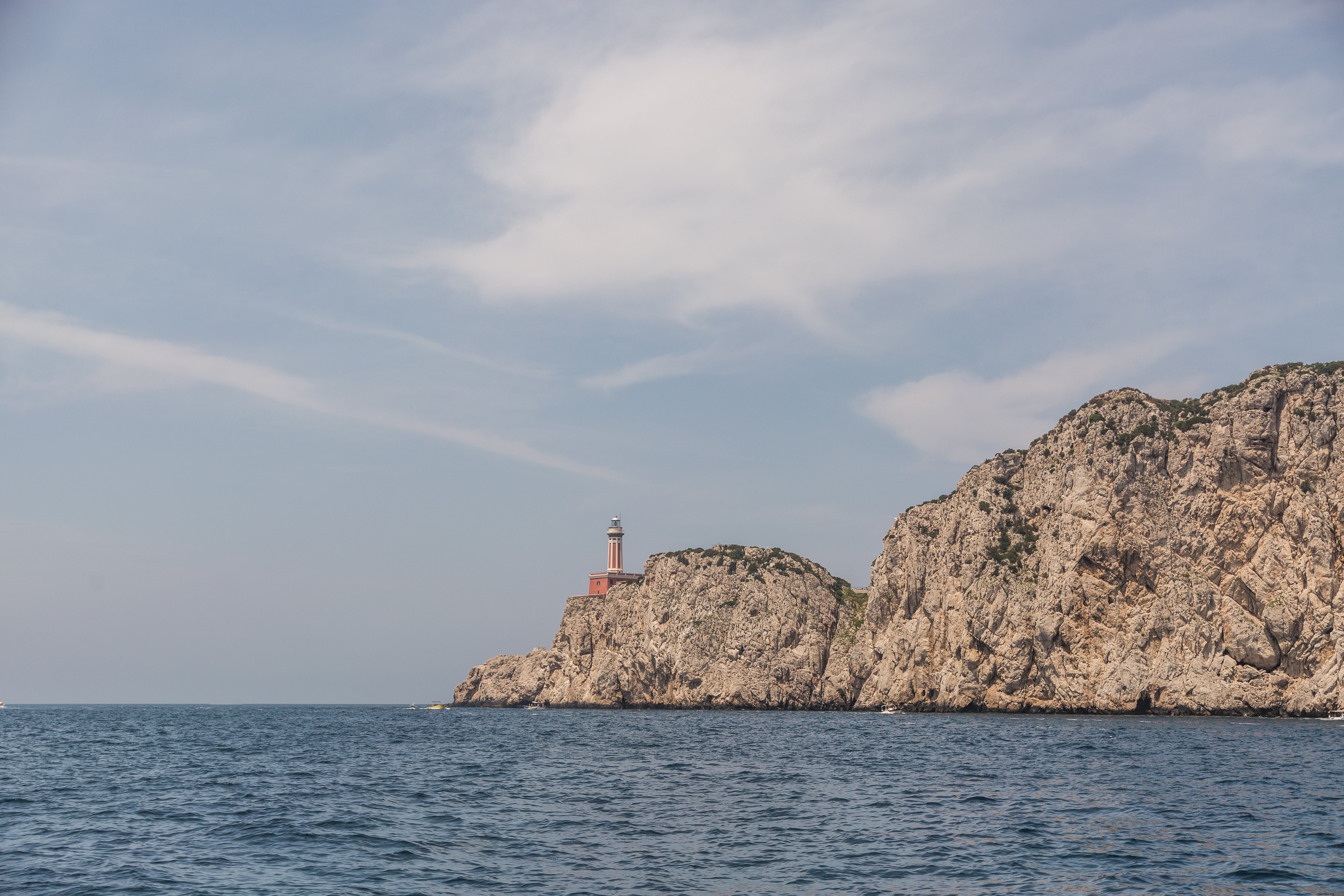 イタリアの岩の崖にある灯台の写真