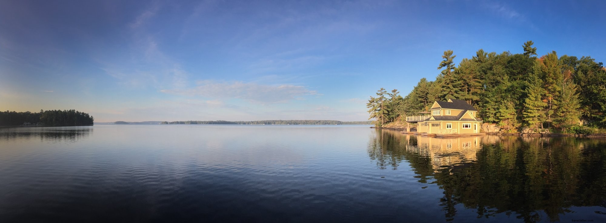 カントリーコテージの湖風景