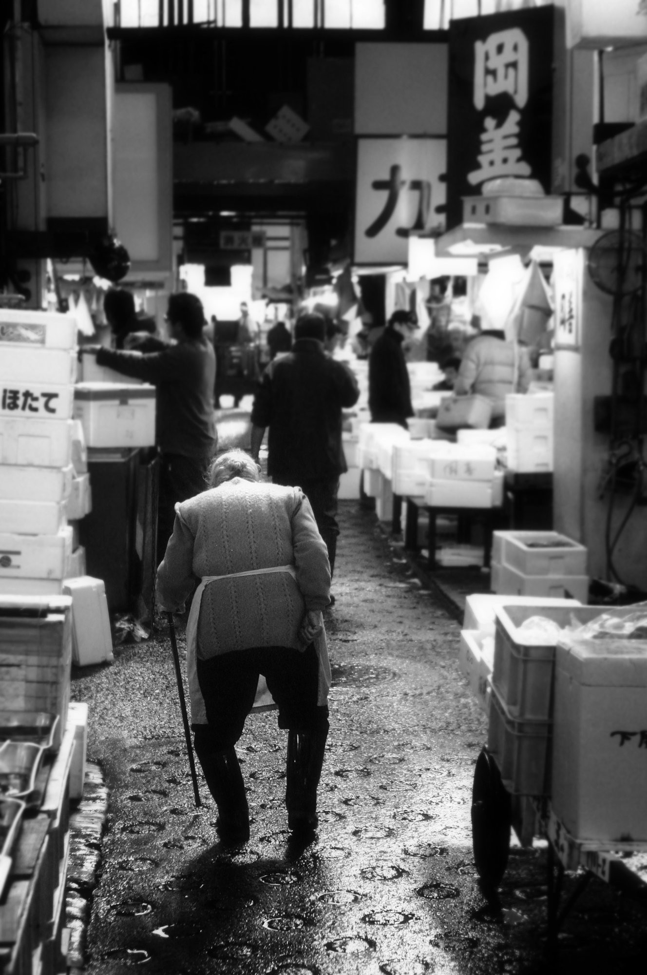 市場を歩く長老の姿