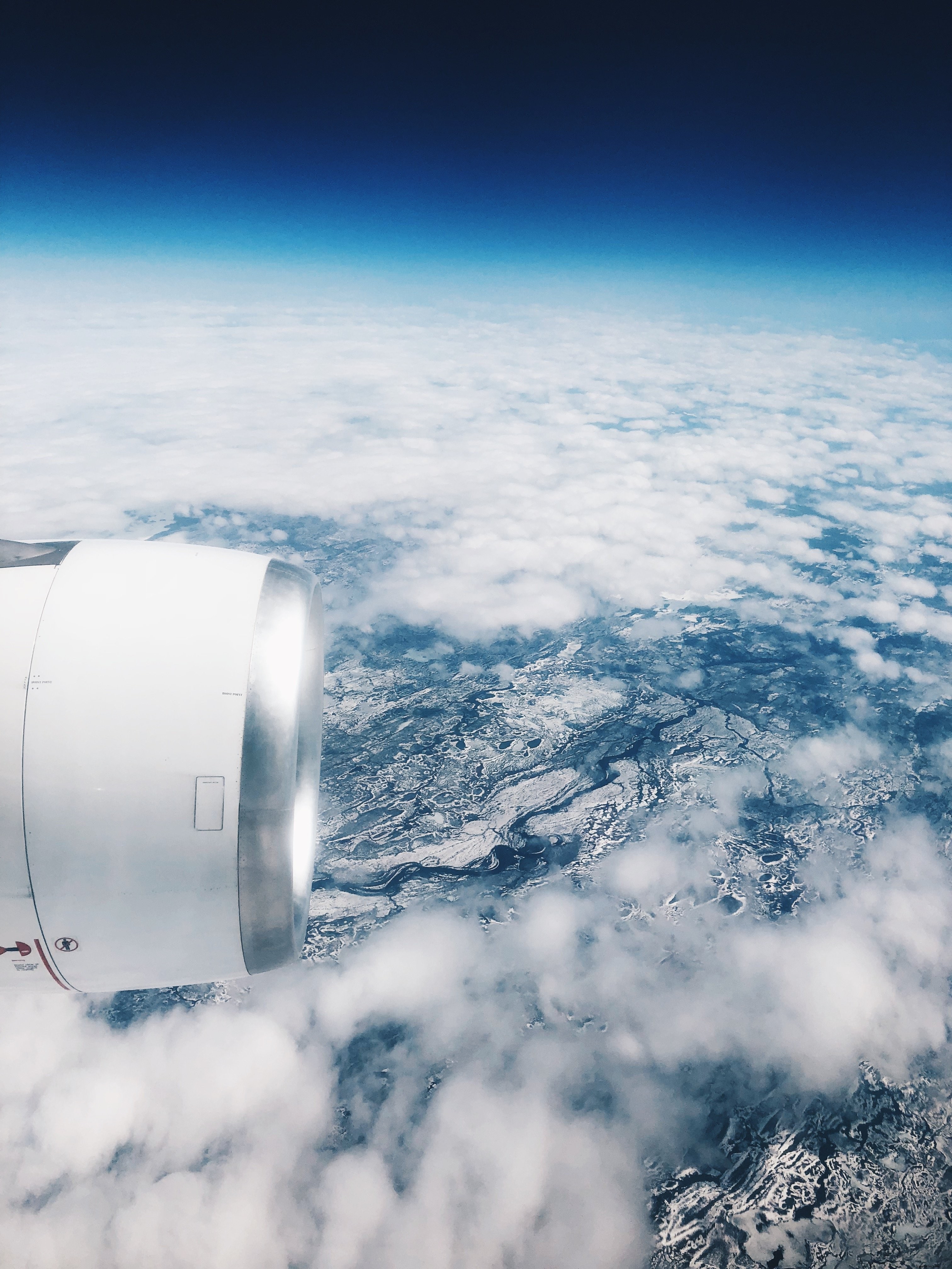 雪に覆われた大陸上空、飛行機の窓からの眺め写真