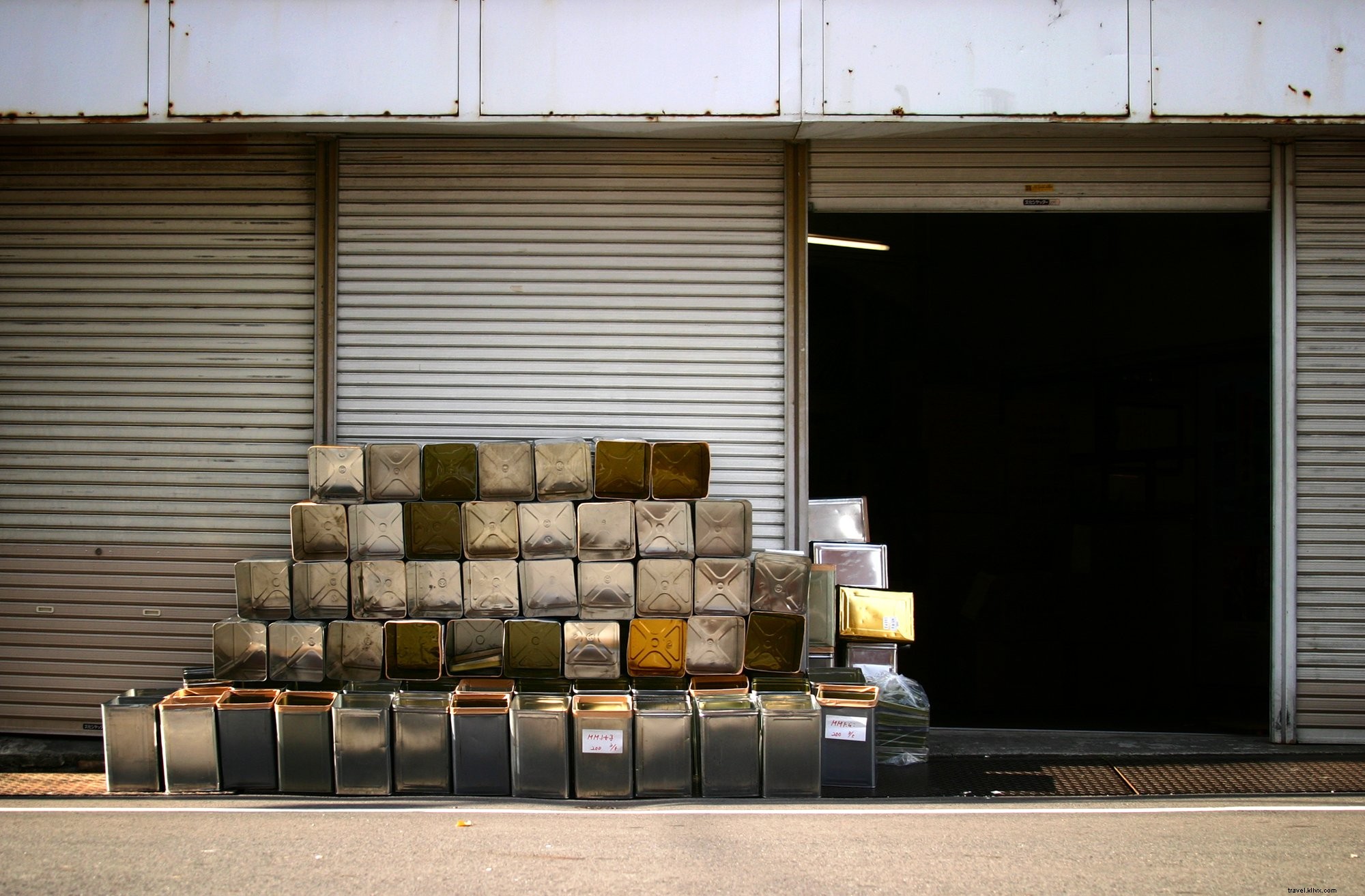 金属缶の山の写真