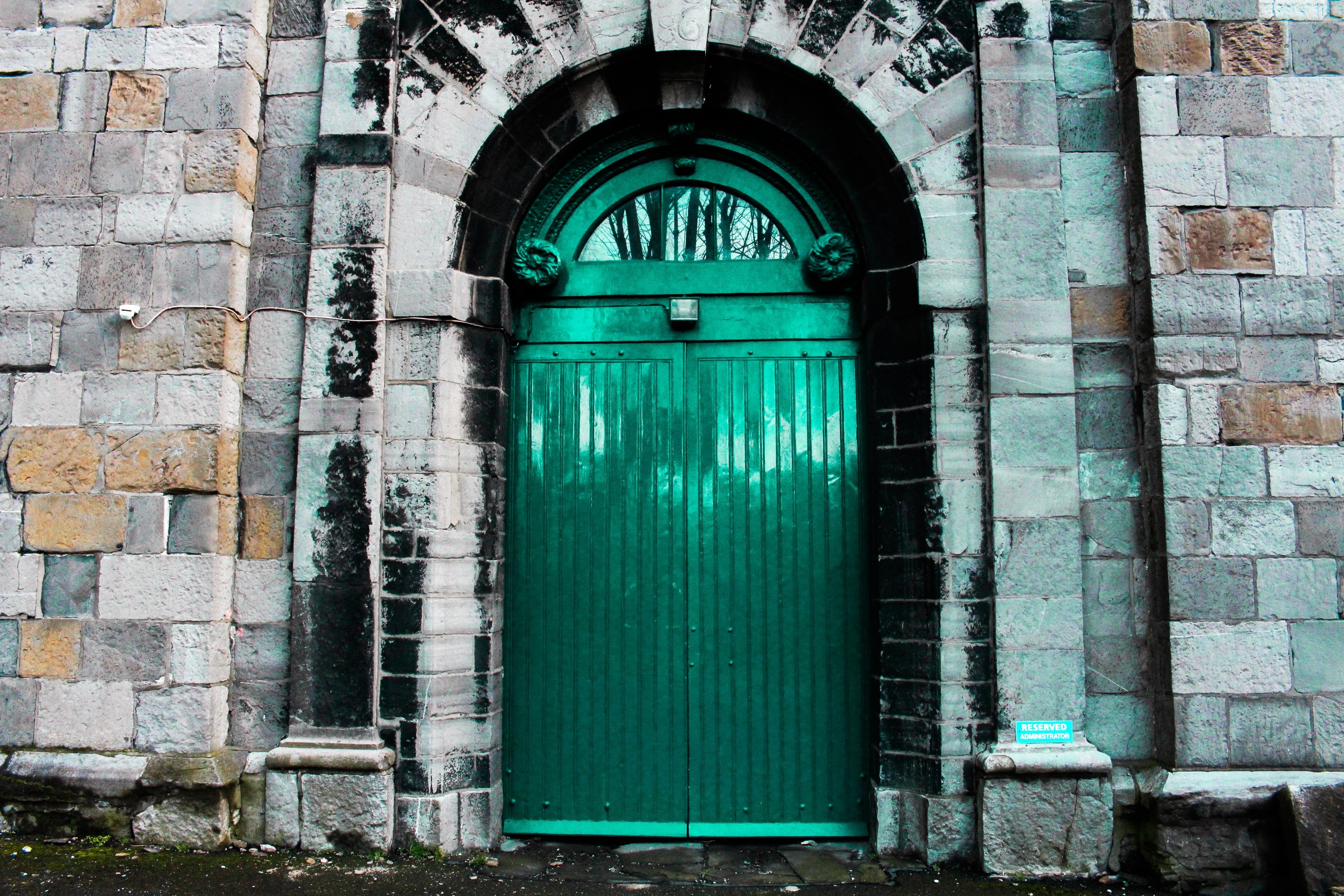 緑の城のドア建築写真
