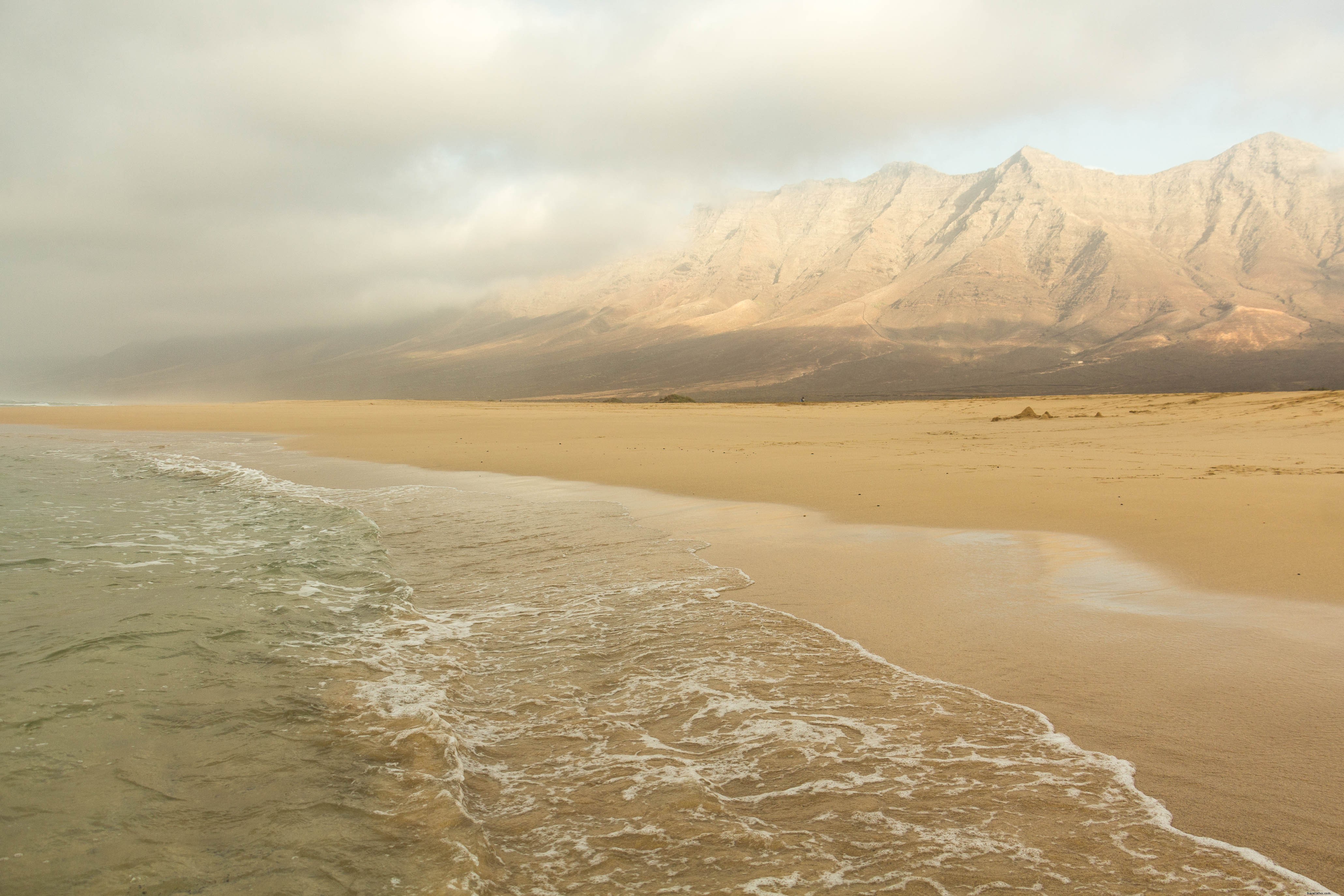 背の高い山々から眺める海と砂浜の風景
