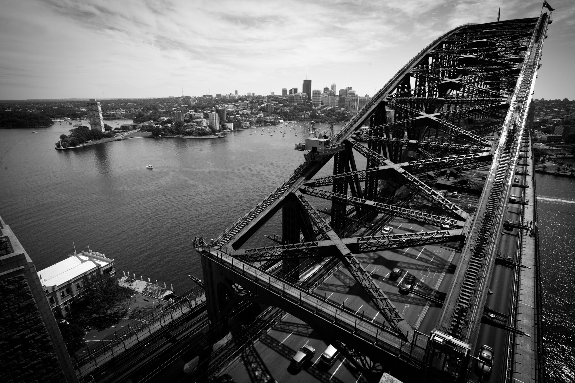 街の写真に映える黒と白の橋