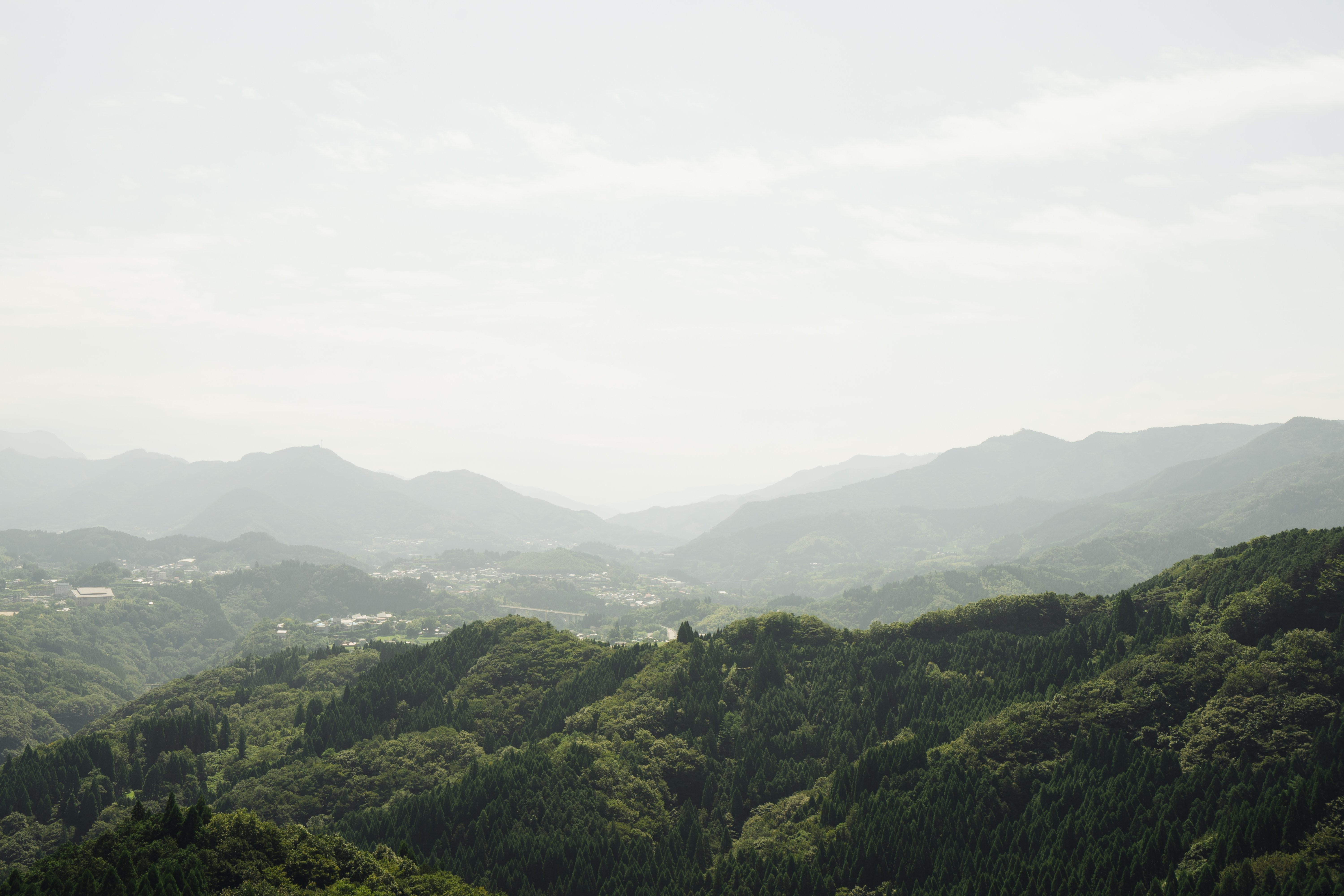 霧に包まれた遠くの丘の風景写真
