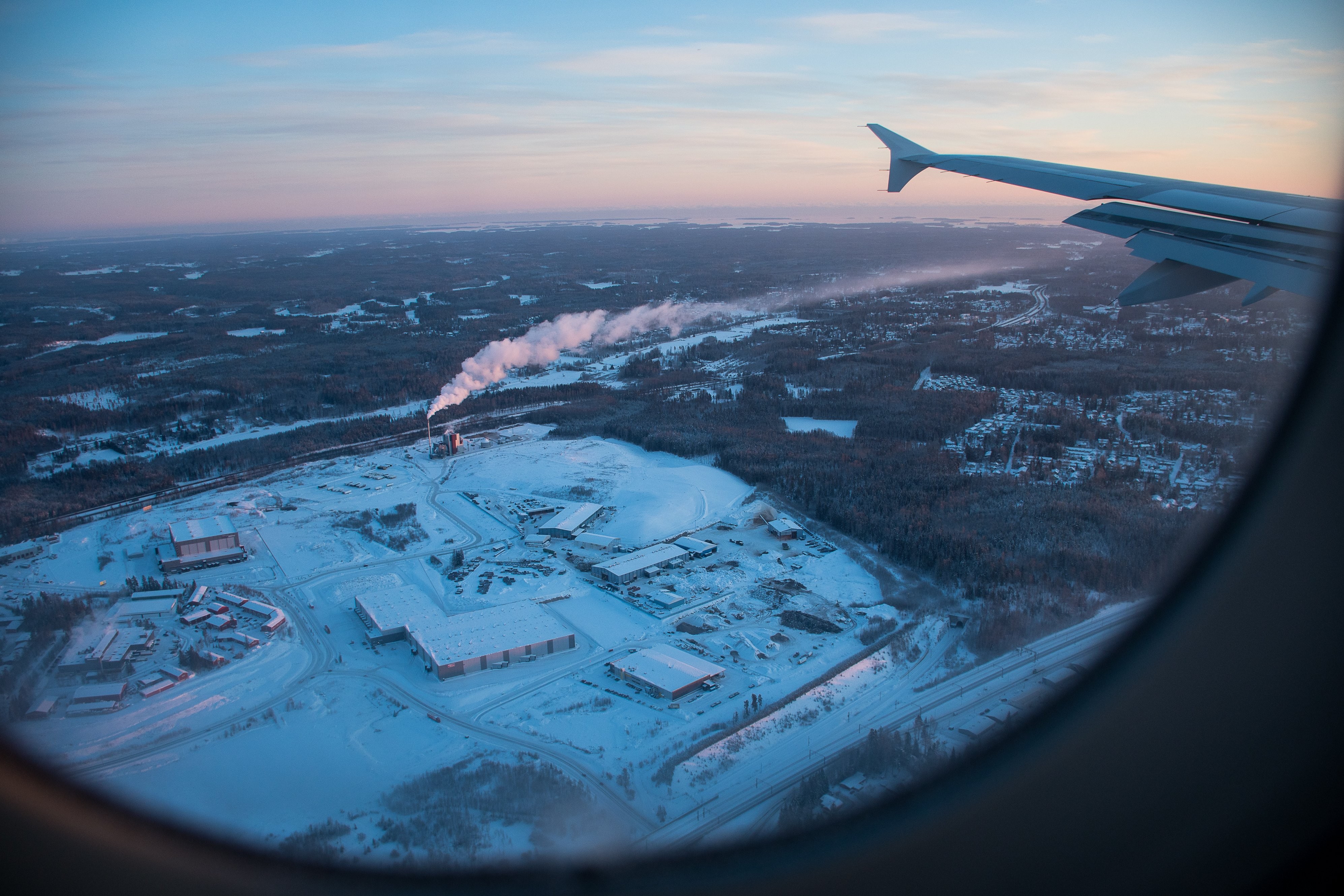 冬の景色:飛行機の窓から撮影した写真