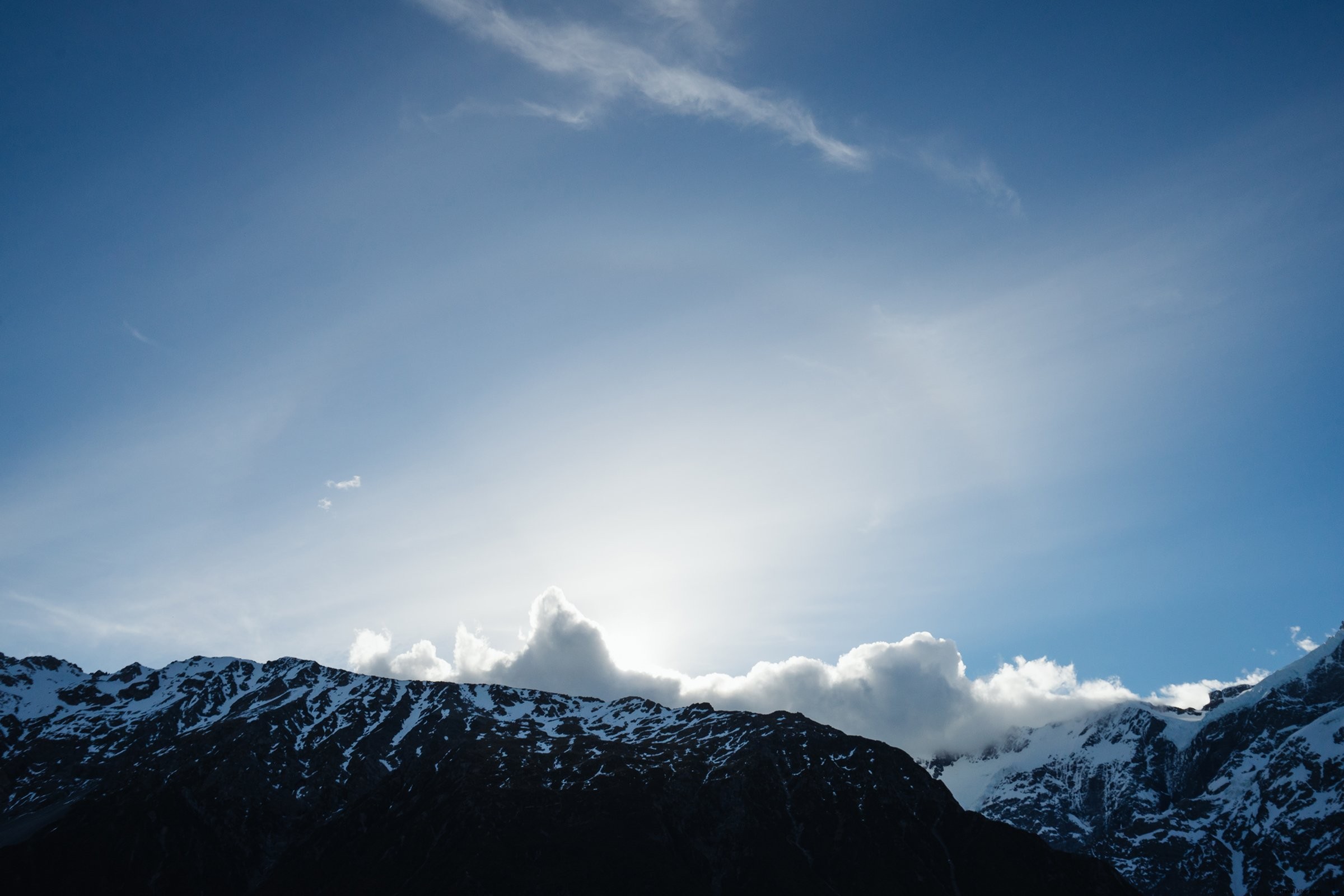 Mountaintops の写真が映す、雲上の明るい青空