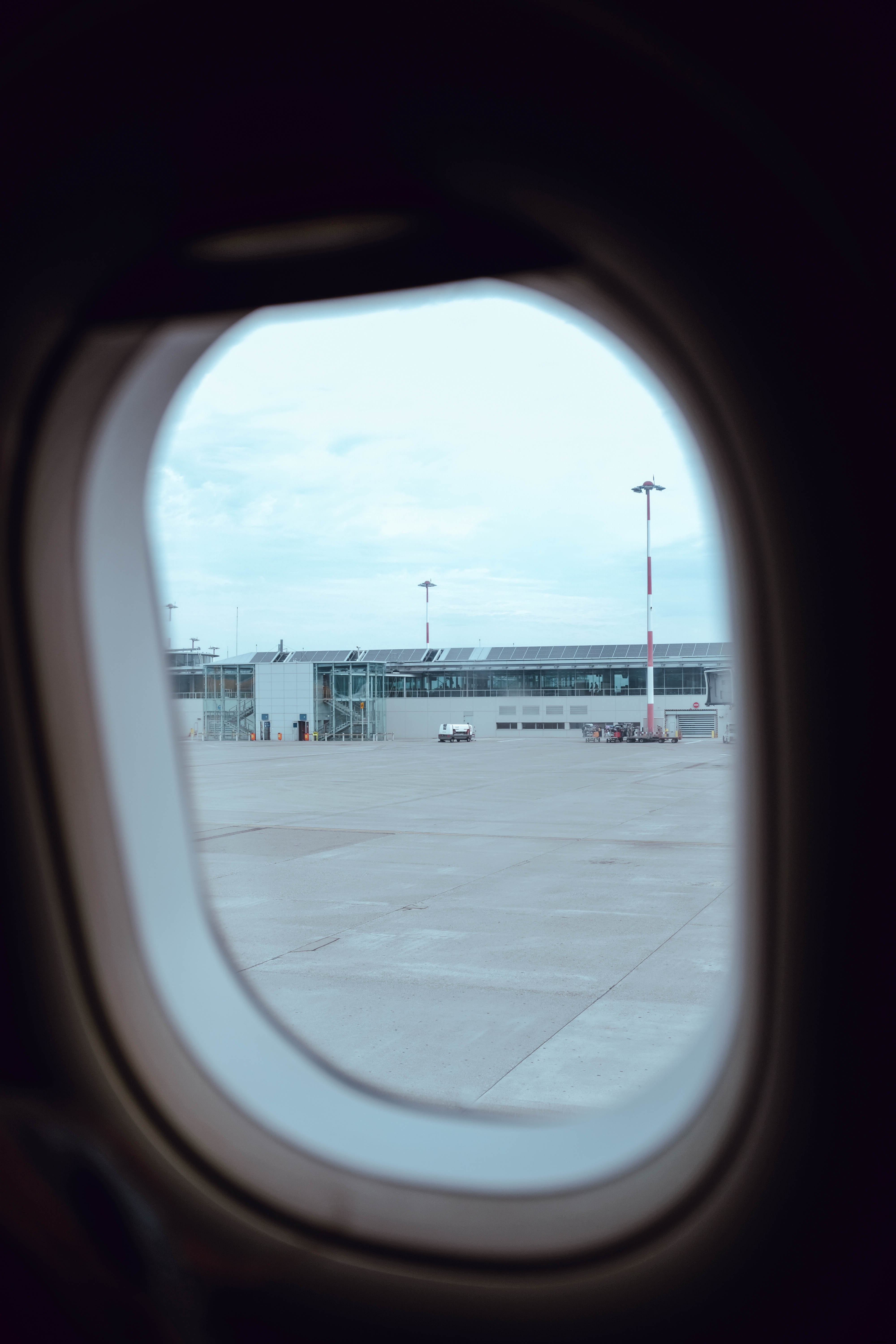 飛行機の窓から撮った空港の風景