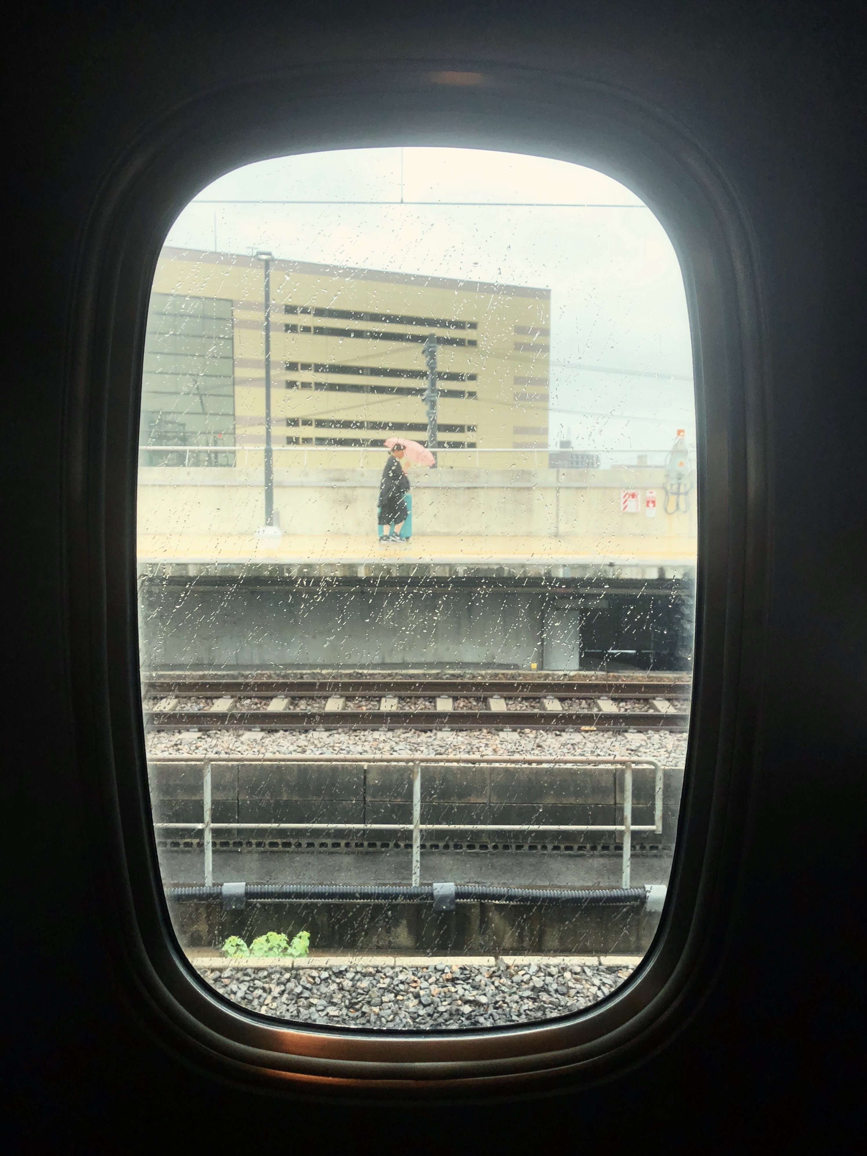雨の日、電車の窓から見える風景
